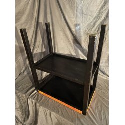 Malet tr�bord med underhylde