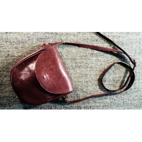Lille vintage skuldertaske i kraftigt skind med trykknap