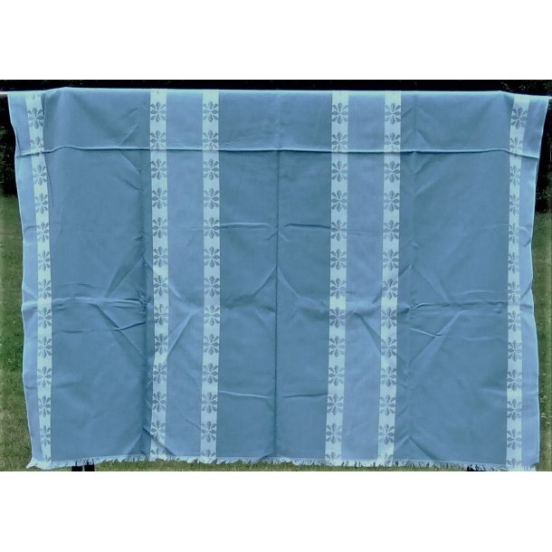 Lysebl� vintage dug med hvide frynser