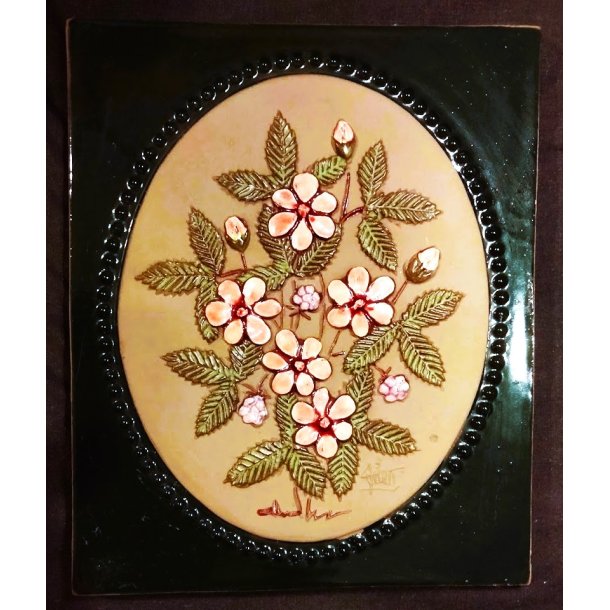 Svensk keramikrelief med blomstermotiv
