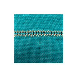Gr�n-turkis vintage dug med r�dt broderi i felter