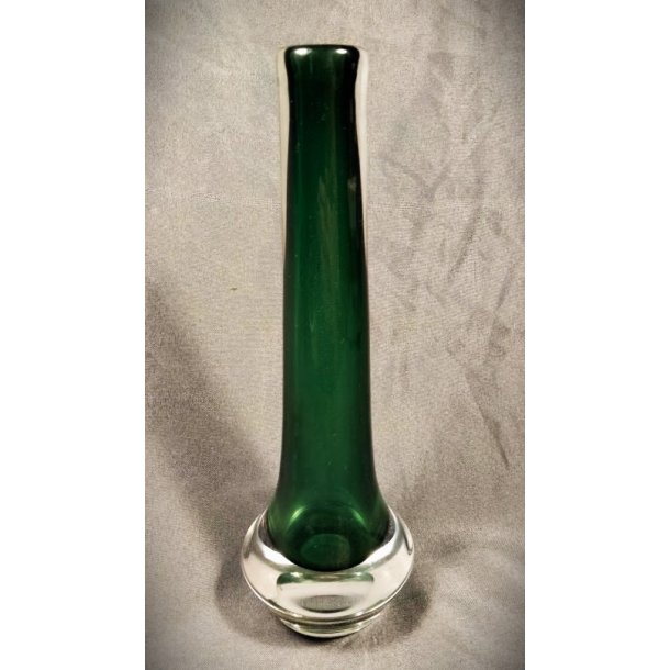 Smaragdgr�n svensk vintage glasvase