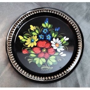 Sort russisk vintagebakke med h�ndmalede blomster