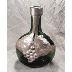 Gr�n Art Nouveau glaskaraffel med tinmontering