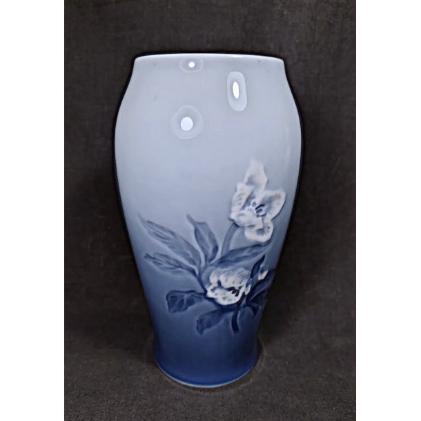 Stor B&G Art Nouveau vase med julerose