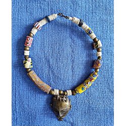 Afrikansk vintage perlek�de med antikke perler og maskevedh�ng