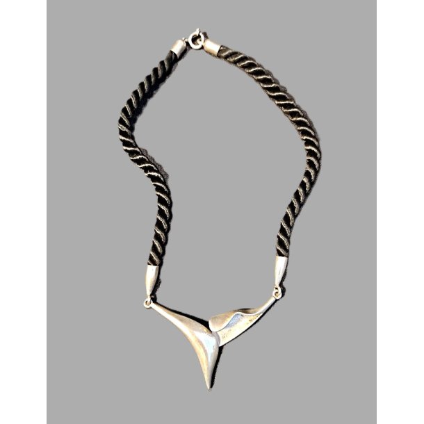 Design halsk�de med s�lv vedh�ng