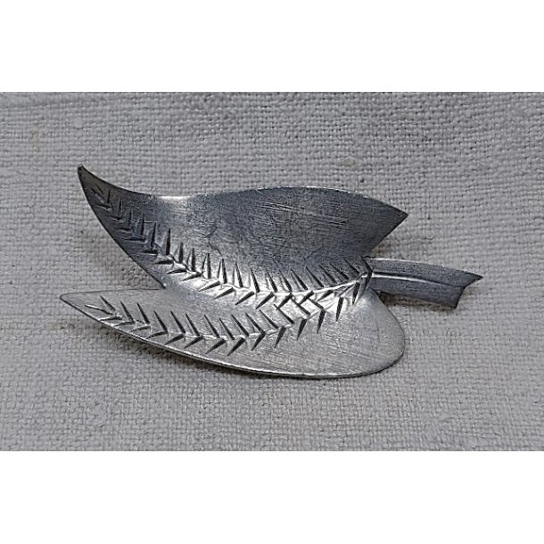 Bladformet vintage tin broche