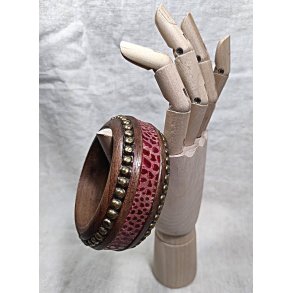 Bredt vintage armb�nd / armring med skind og nitter