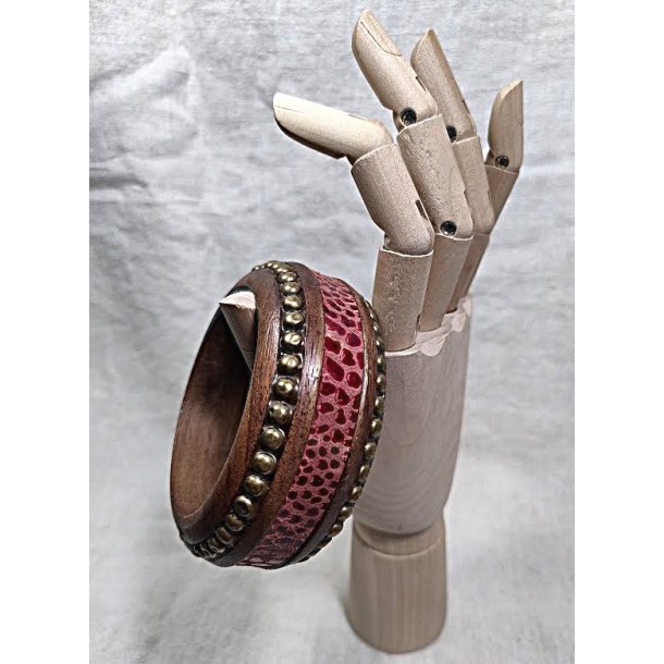 Bredt vintage armb�nd / armring med skind og nitter