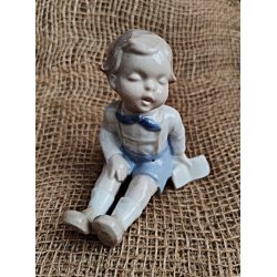 Vintage porcel�nsfigur - siddende dreng med en bog