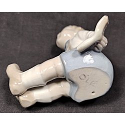 Vintage porcel�nsfigur - siddende dreng med en bog