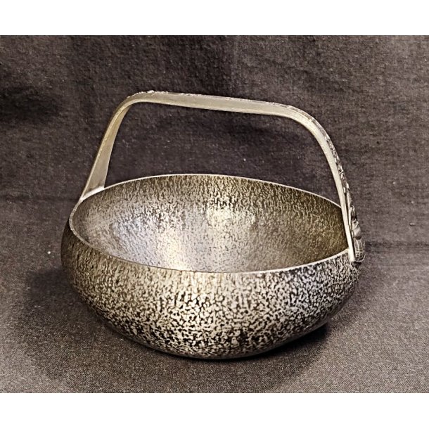 Lille vintage sk�l i hamret tin
