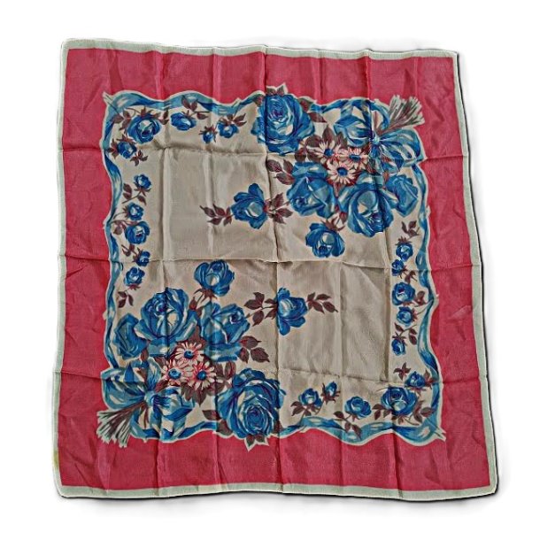 Vintage t�rkl�de med bl� roser og lyser�d kant